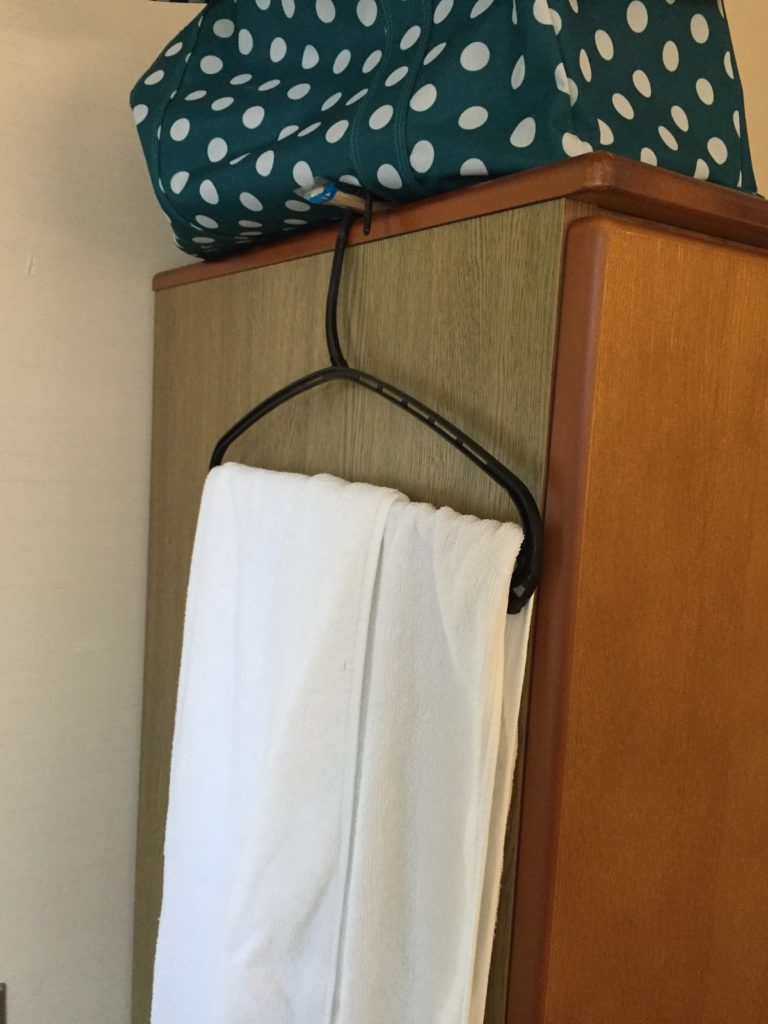 ハンガーを工夫して吊りかけている写真